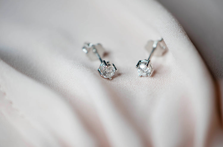 orecchini punto luce oro e diamanti