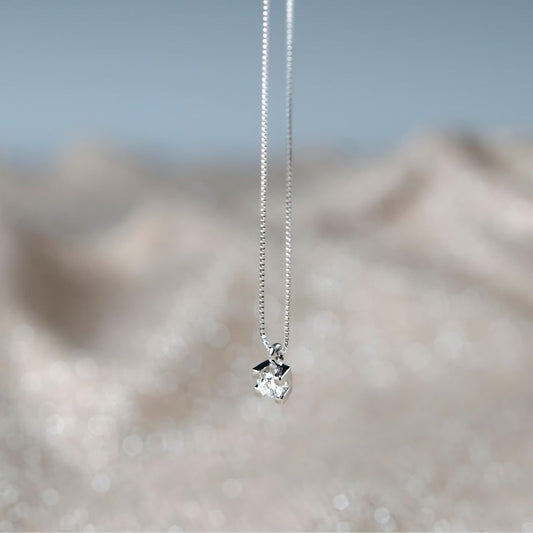 Collier_punto_luce_oro_18_kt_e_diamante ct 0,20