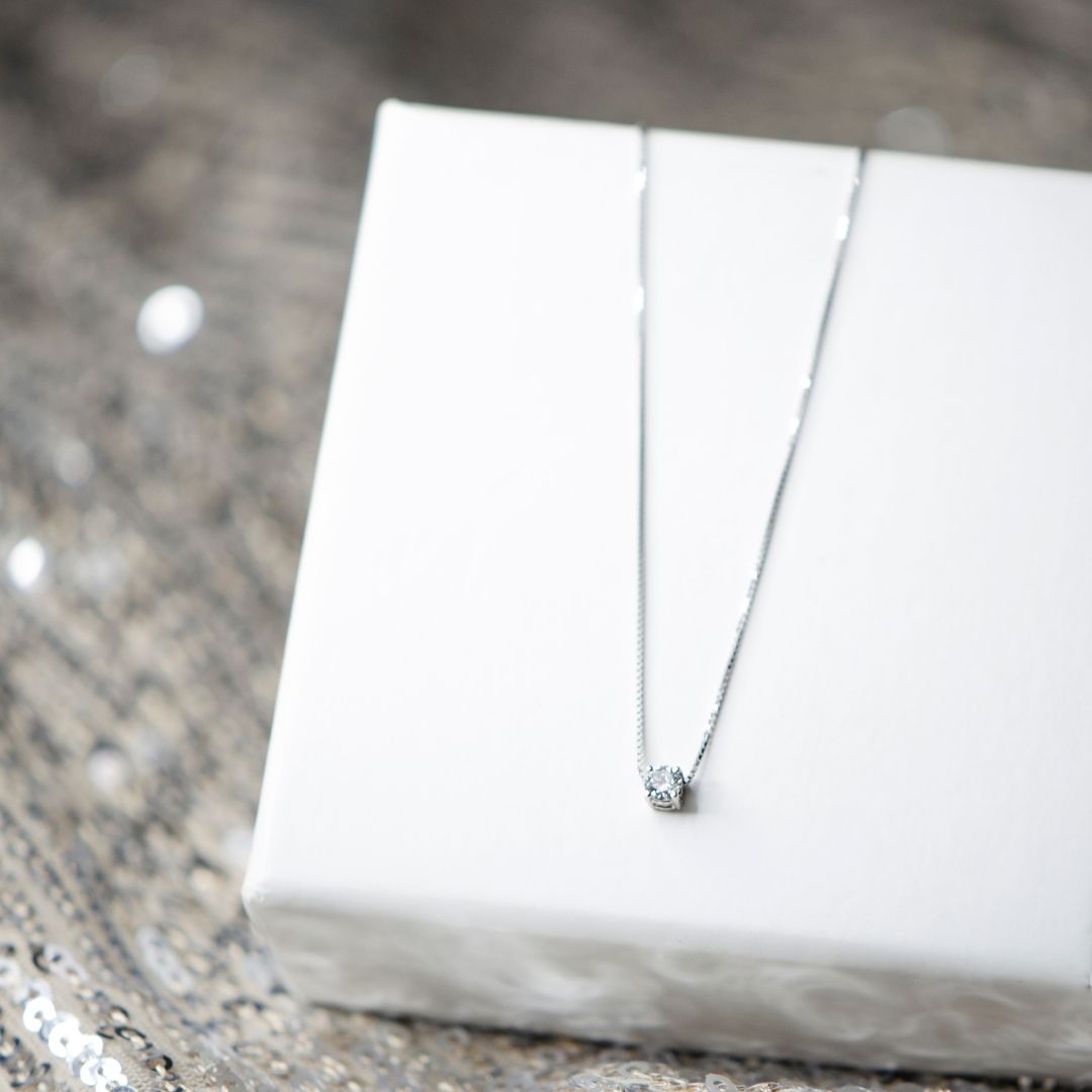 Collier_oro_18_kt_punto_luce_con_diamante ct 0,15